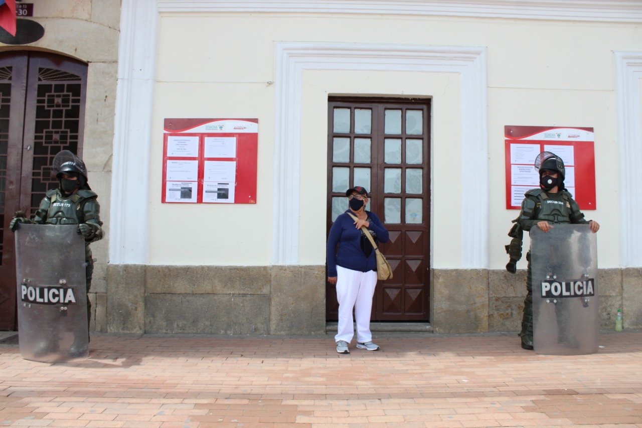 Los marchantes aseguraron que lo único que quieren es contar con una vivienda digna y que para eso necesitan el apoyo del alcalde municipal, Juan Carlos Saldarriga.