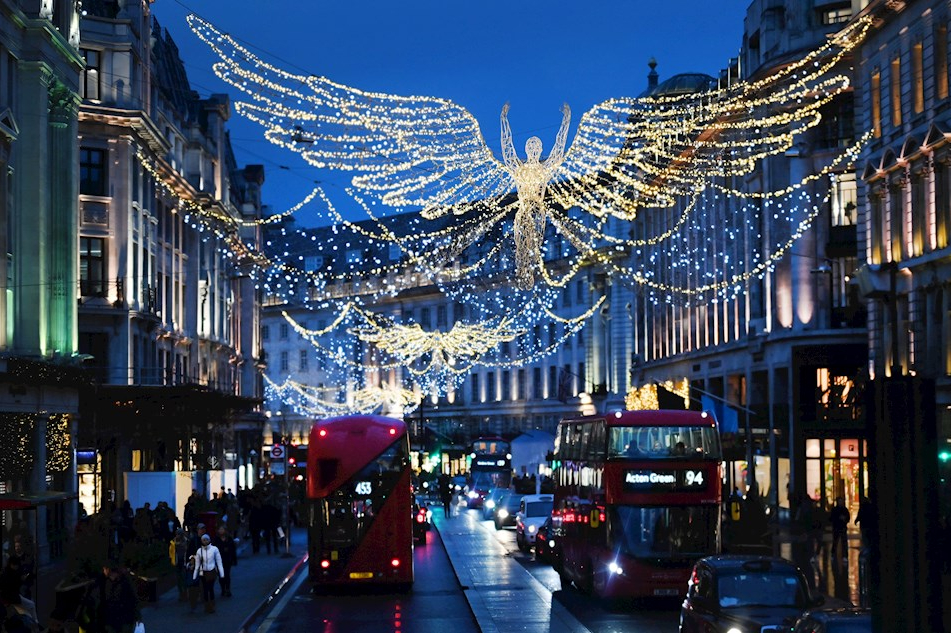Reino Unido: Vista del tráfico londinense a su paso por Regent Street, decorada con luces de Navidad, este viernes en Londres, que hoy comunicó un total de 119.789 contagios de coronavirus en 24 horas, un récord desde el inicio de la pandemia por segundo día consecutivo y casi 14.000 más que ayer.