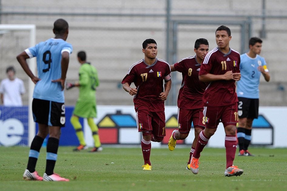Jugadores de Venezuela apuran el paso tras anotar un gol a Venezuela. / AFP
