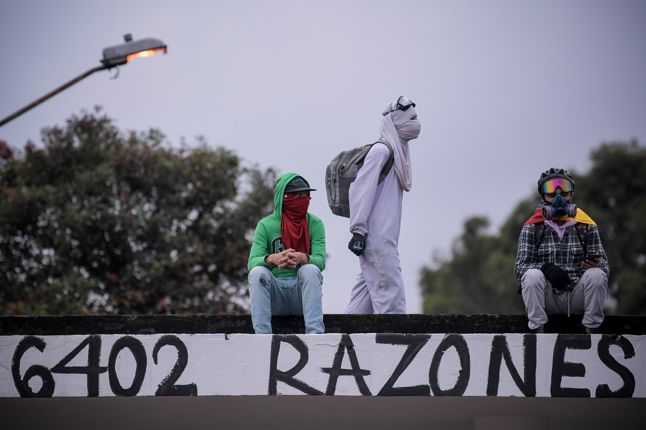 Encapuchados en el techo de la entrada a la Universidad Nacional.