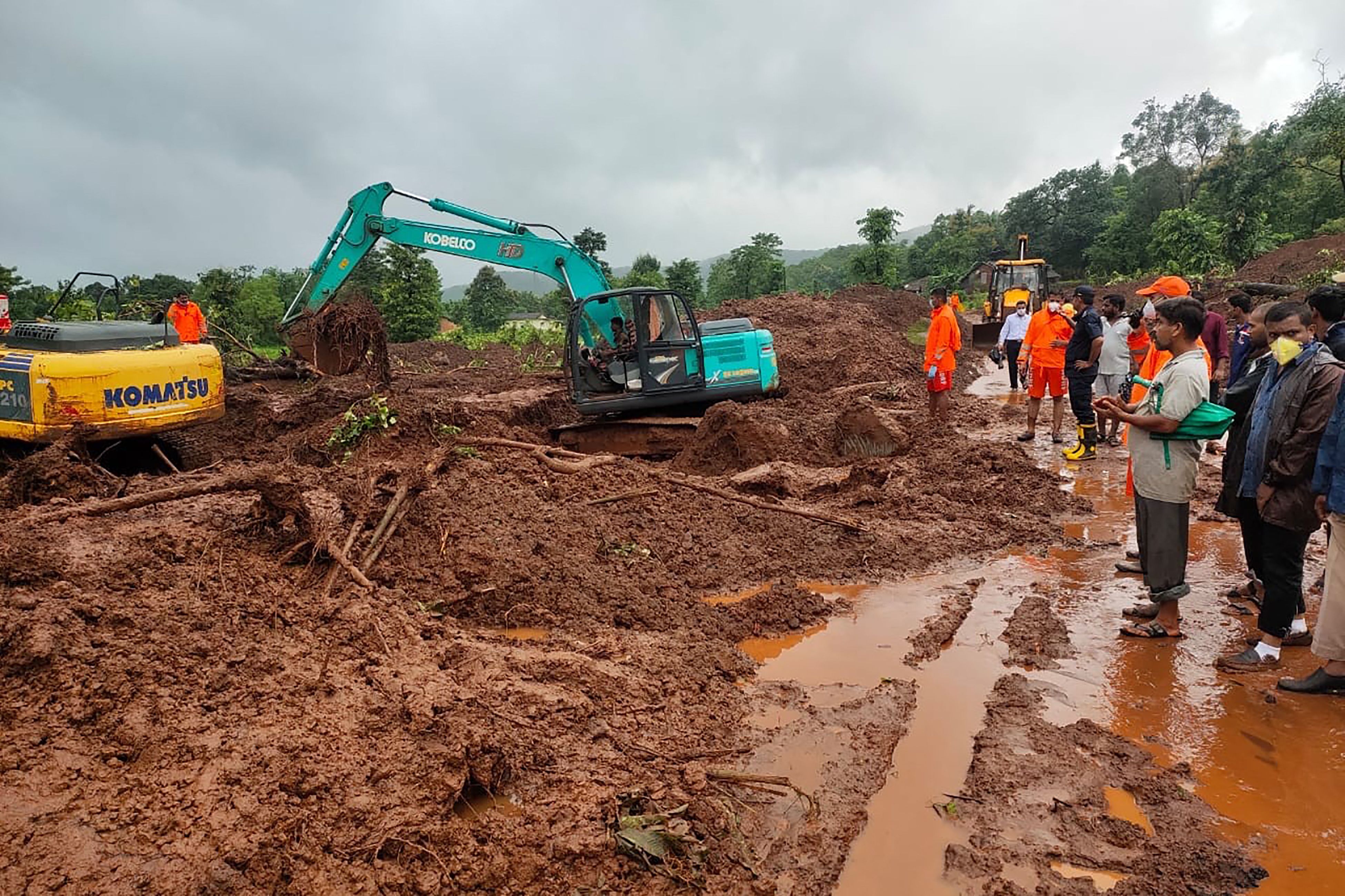 La costa del oeste del país está anegada por lluvias torrenciales desde el jueves y, según el servicio meteorológico de India, se esperan más precipitaciones en los próximos días.