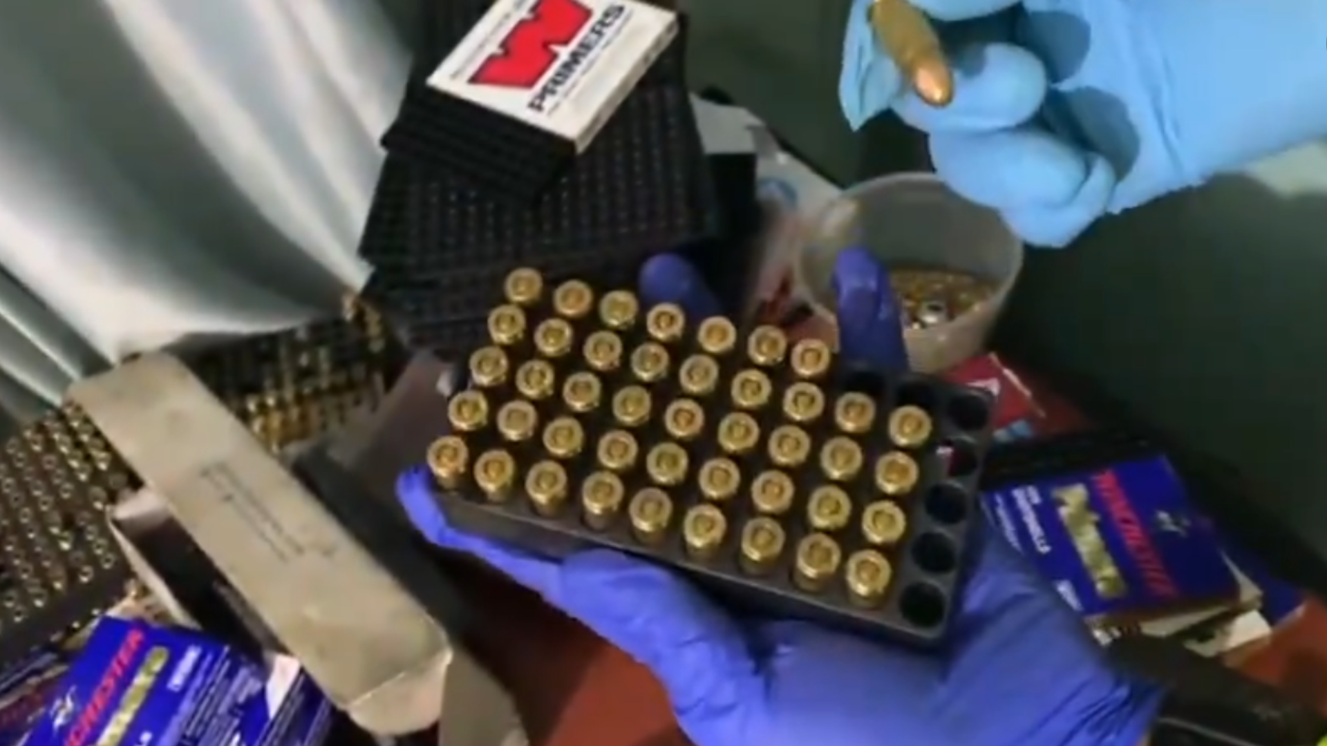 Descubren apartamento en Mazúren que ocultaba explosivos, pólvora y partes de fusil