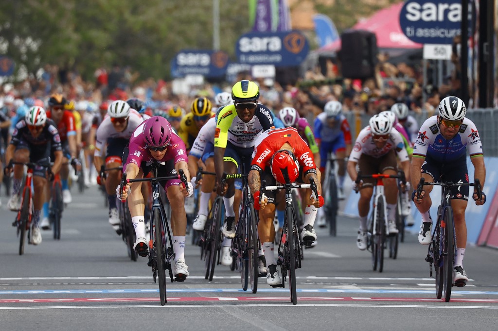 Giro de Italia 2022: enojo de Fernando Gaviria en nuevo triunfo de Arnaud Démare