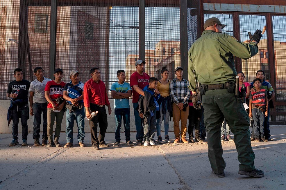 Recolectar el ADN de migrantes ilegales: el nuevo plan del Gobierno de EE. UU.