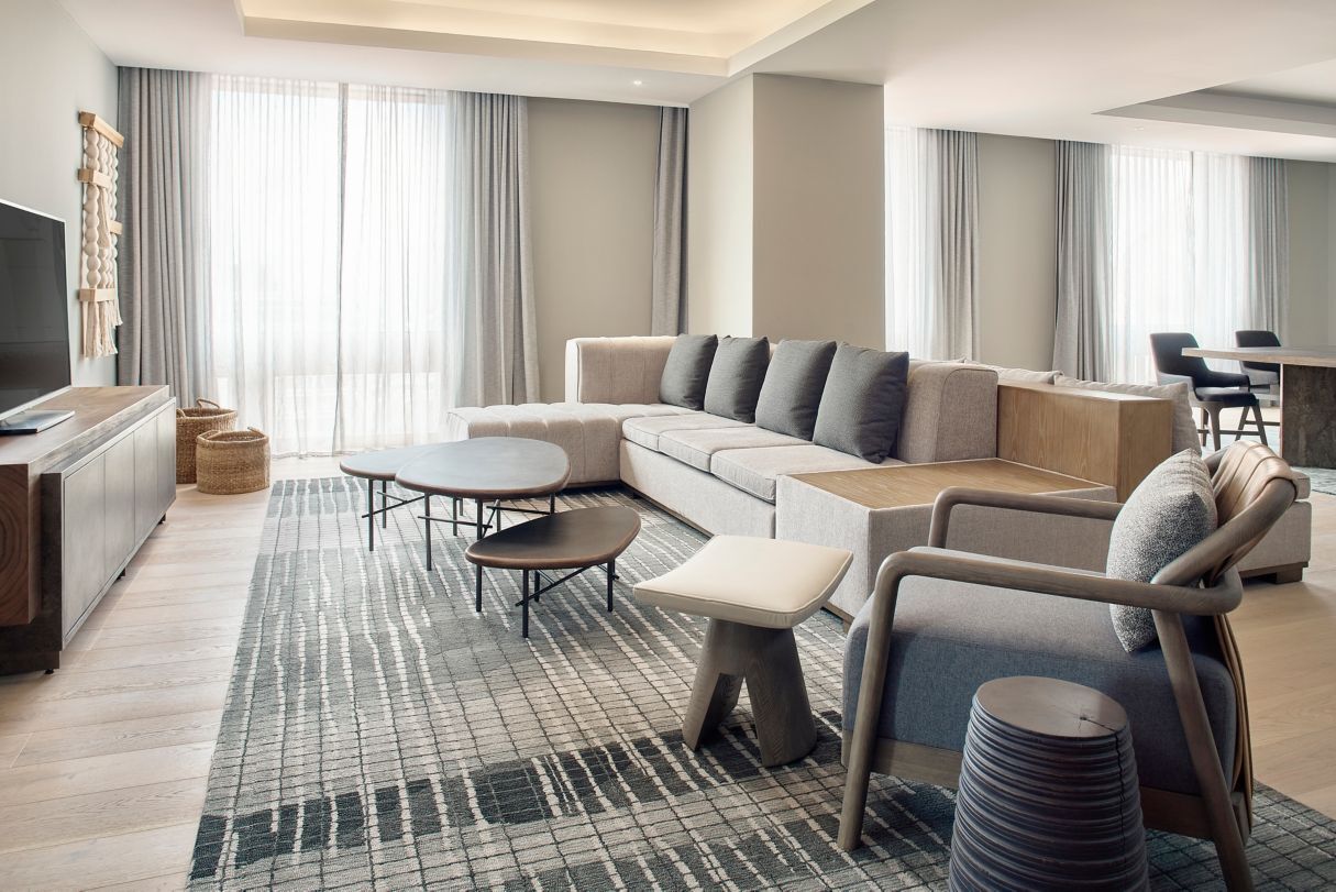Todas las habitaciones cuentan con un moderno sistema de entretenimiento para relajarte y ver tus programas favoritos de Netflix. Servicio a la habitación las 24 horas, caja de seguridad, cafetera Nespresso, minibar, secador de pelo, espejo de aumento, plancha y tabla de planchar, bata de baño y zapatillas de cama, ventanas antiruido