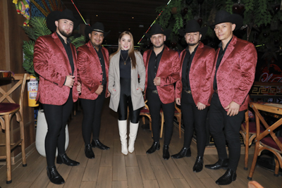 Paola Jara y Grupo Dominio
