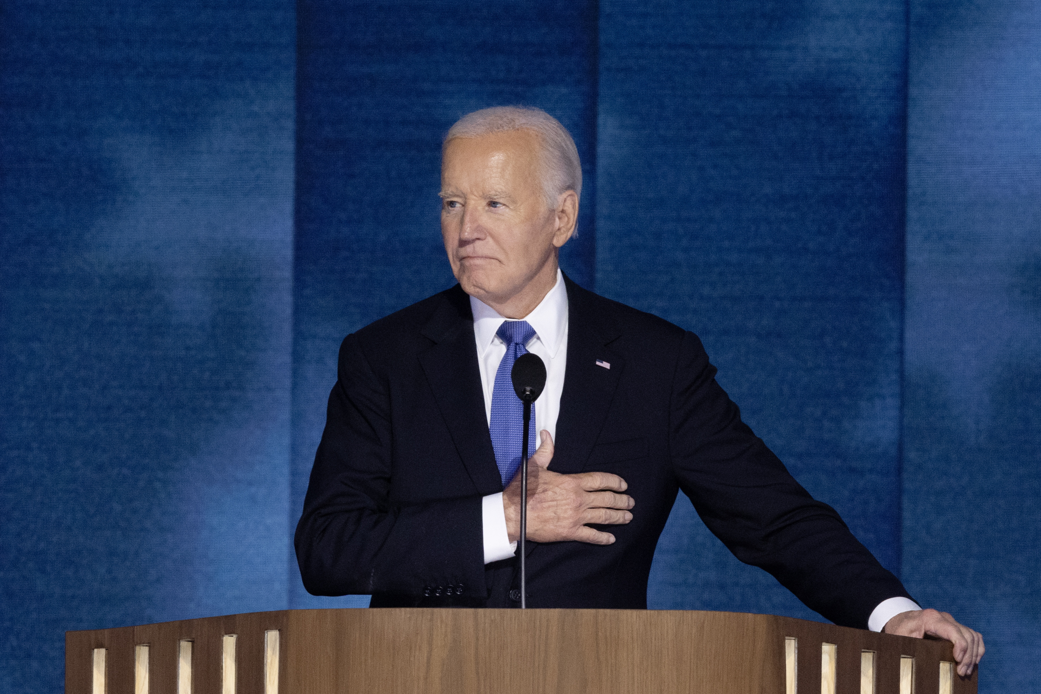 Biden recibe ovación en la convención demócrata antes de pasar la batuta a Harris