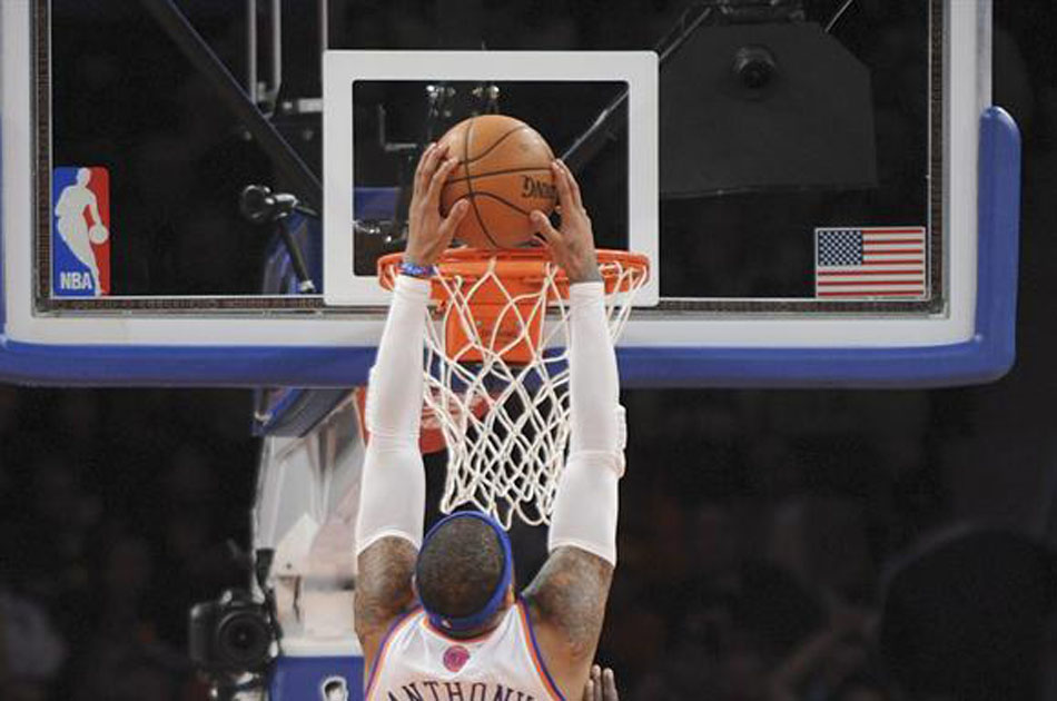 Lakers ganan y se mantienen en la pelea por los playoffs de la NBA