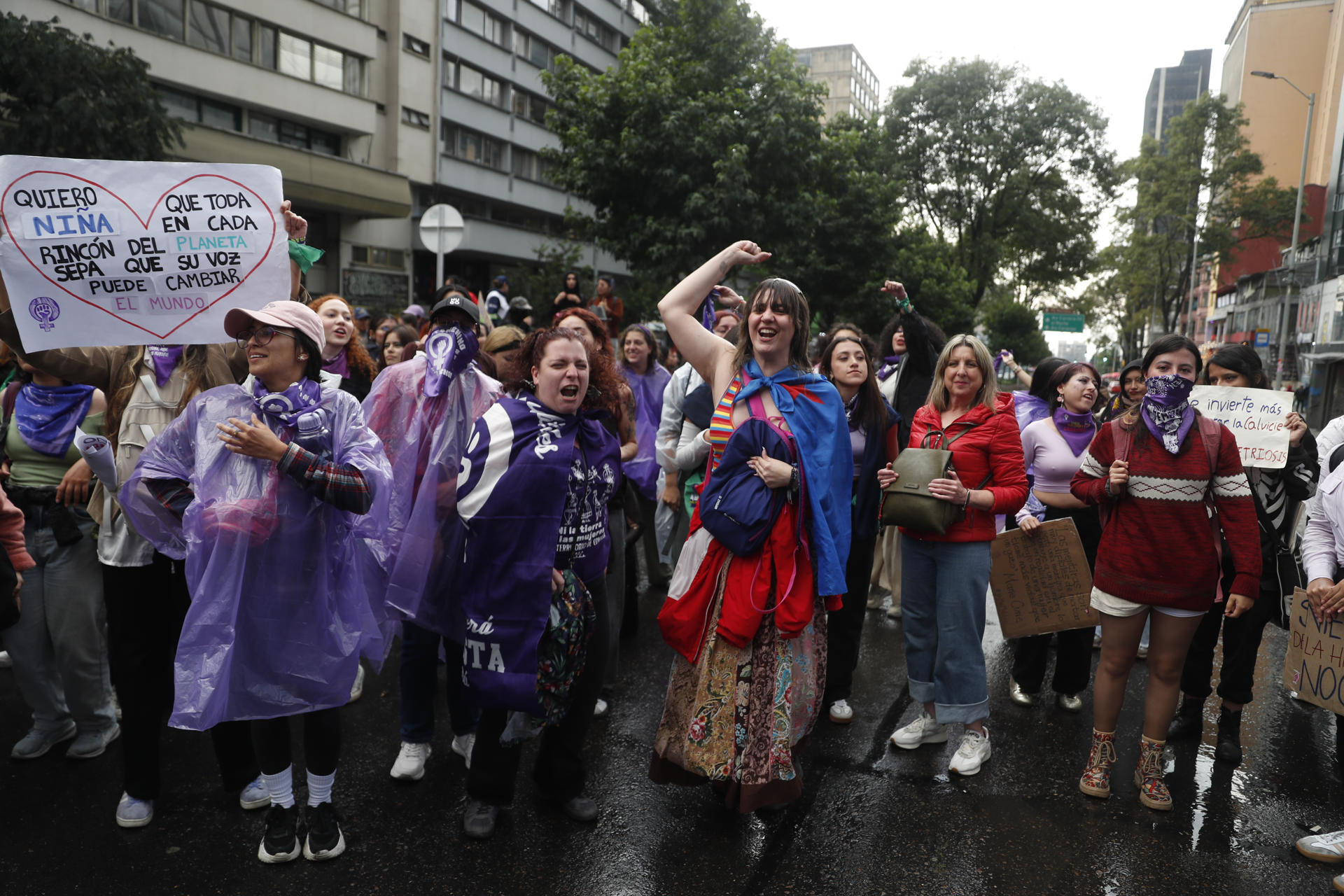 AME1646. BOGOTÁ (COLOMBIA), 07/03/2026.- Mujeres gritan consignas en una manifestación este sábado, previo a la conmemoración del Día Internacional de la Mujer 8M, en Bogotá (Colombia). EFE/ Vannessa Jiménez
