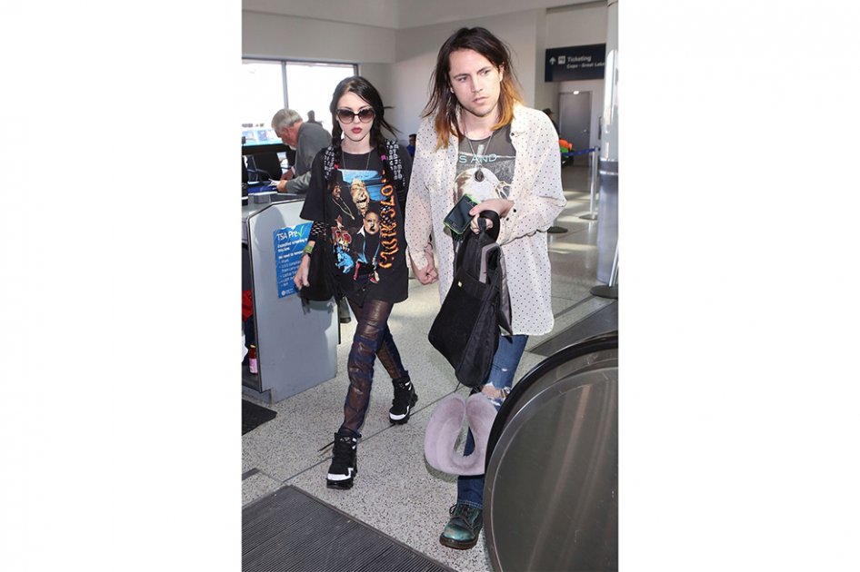 Hija de Kurt Cobain dice que su exesposo robó una guitarra de su padre