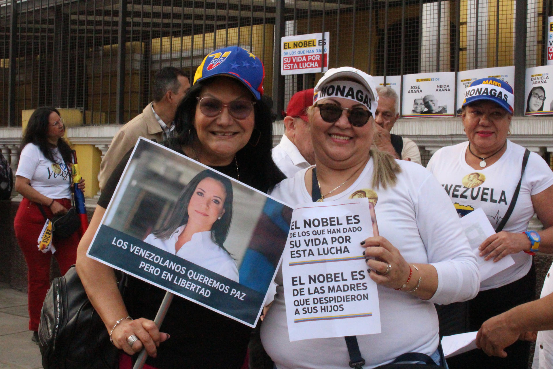 AME6443. LIMA (PERÚ), 06/12/2025.- Mujeres sostienen carteles durante la marcha "por la paz y la libertad" en Venezuela este sábado, en Lima (Perú). EFE/ Paula Bayarte