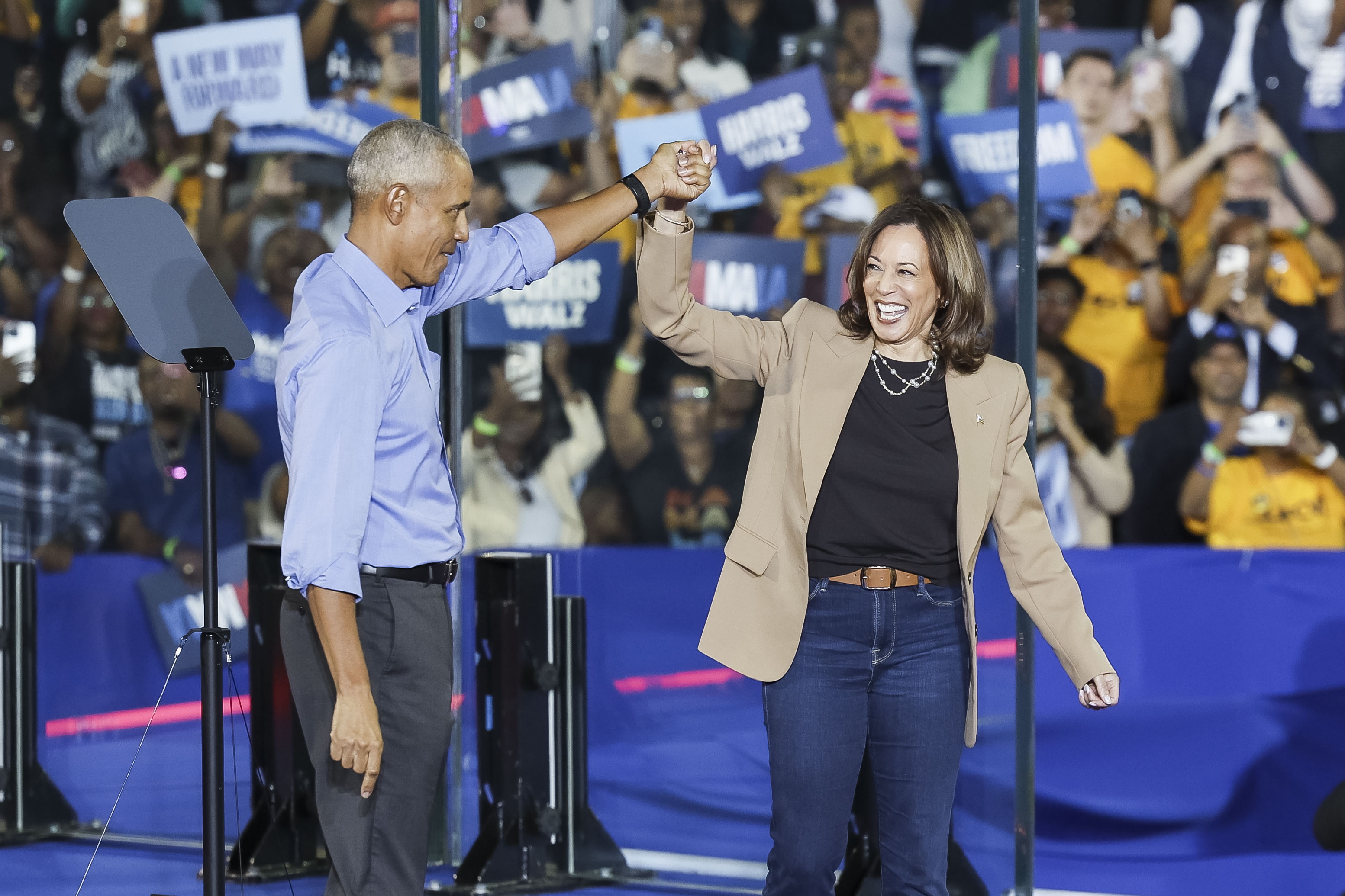 Las elecciones son más que políticas, “se trata de valores”: Obama a los indecisos