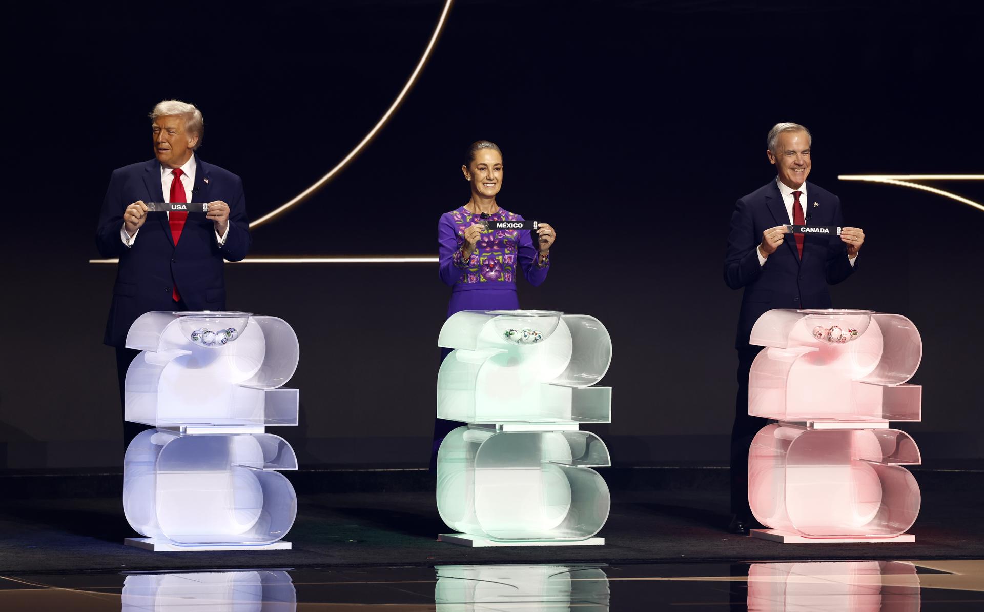 WASHINGTON (United States), 05/12/2025.- (From L) US President Donald Trump, Mexican President Claudia Sheinbaum and Canadian Prime Minister Mark Carney draw the balls for the three co-host countries during the FIFA World Cup 2026 Final Draw at the Kennedy Center in Washington DC, USA, 05 December 2025. (Mundial de Fútbol) EFE/EPA/WILL OLIVER