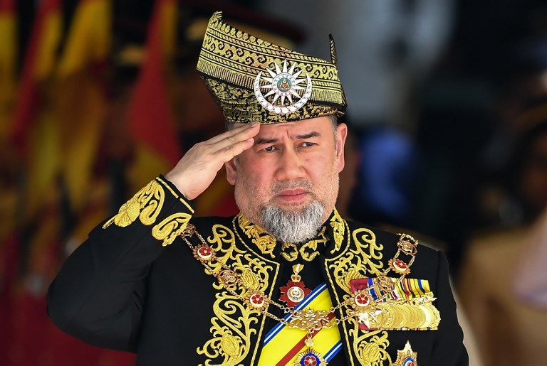 Abdica el rey de Malasia… dicen que por romance con reina rusa