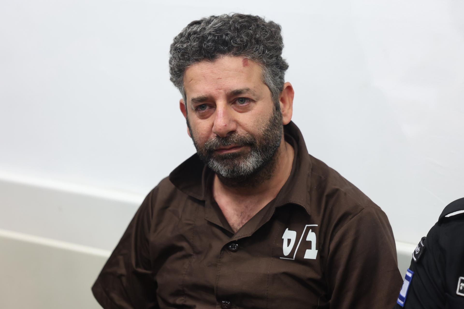 FOTODELDIA Ashkelon (Israel), 03/05/2026.- Saif Abu Keshek, miembro de la Flotilla Global Sumud, llega al Tribunal de Primera Instancia de Ashkelon, Israel, para comparecer el 3 de mayo de 2026 ante el Tribunal de Magistrados de Ashkelon, ciudad costera en el sur de Israel, que ha prorrogado dos días la detención del activista palestino-español Saif Abukeshek y de su compañero brasileño Thiago Ávila, según ha informado a EFE Adalah, centro legal que representa a los dos integrantes de la Flotilla Global Sumud. EFE/ABIR SULTAN