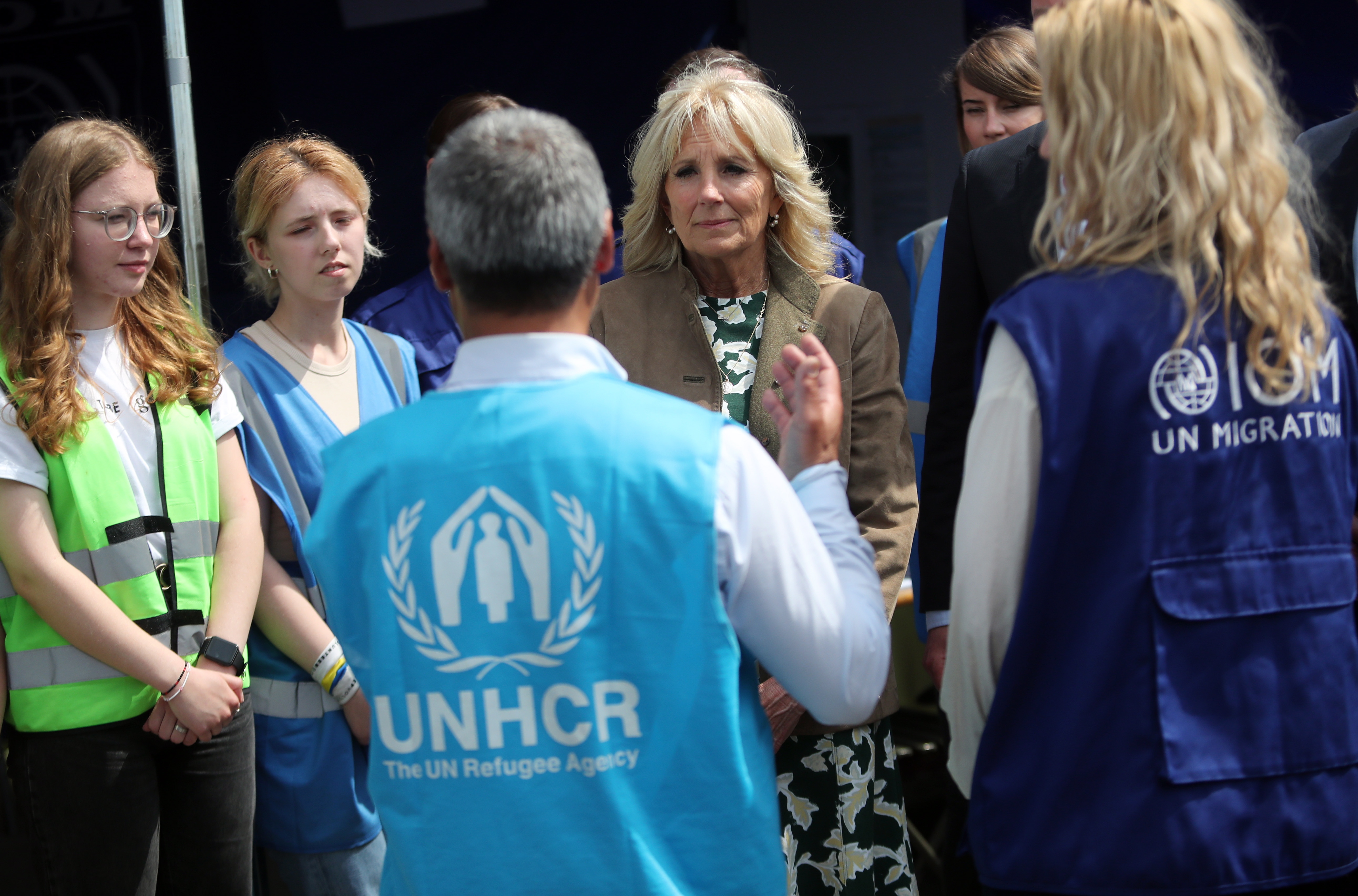 Vysne Nemecke (Slovakia (slovak Republic)), 08/05/2022.- US First Lady Jill Biden (C) meeting NGO workers at the Slovak-Ukraine border crossing in Vysne Nemecke, Slovakia, 08 May 2022. Jill Biden is currently on a tour of the region to meet with displaced Ukrainians, NGO workers and volunteers. (Eslovaquia, Ucrania) EFE/EPA/MARTIN DIVISEK