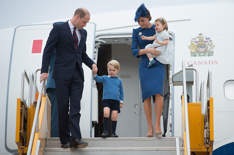 Príncipe Guillermo cambia protocolo de realeza al viajar con sus hijos en el mismo avión