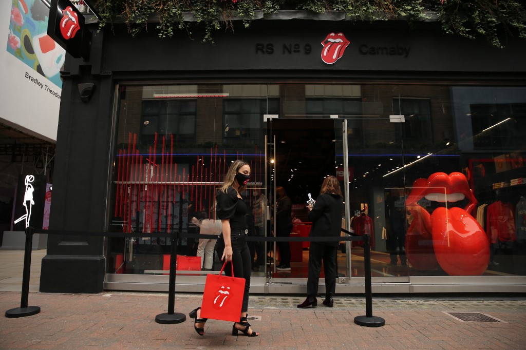 La tienda de los Rolling Stones se encuentra en el número 9 de Carnaby Street (Londres), donde es posible comprar camisas, cazadoras, paraguas, agendas o hasta mascarillas contra la COVID-19 con la lengua de los "Stones".