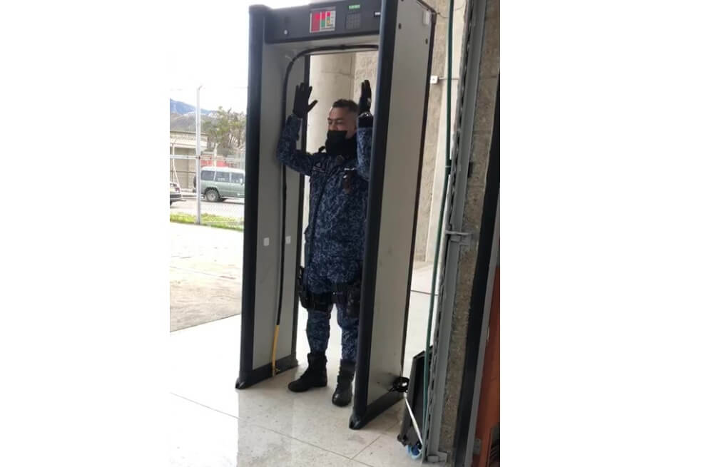 Instalan cámaras de desinfección para entrada de guardianes a las cárceles