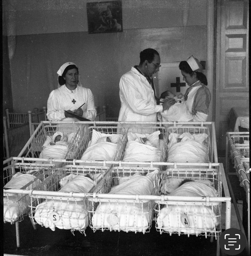 Religiosa atendiendo a niño en hospital. Rodríguez, Daniel (1914 - 2001). Archivo Suministrado por el Museo de Bogotá.