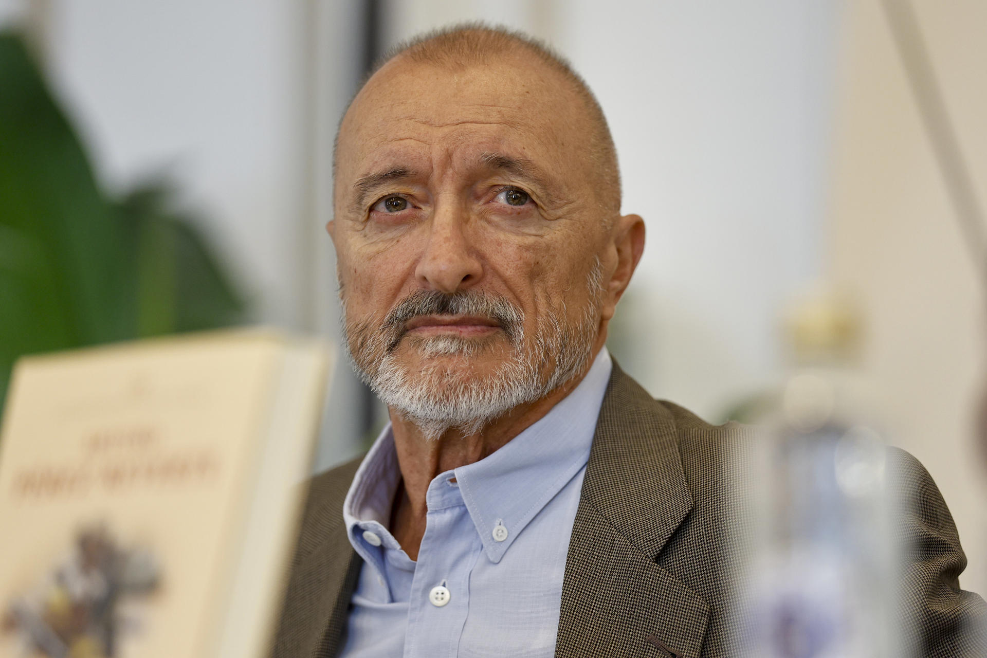 MADRID, 02/09/2025.- El escritor Arturo Pérez-Reverte, este martes duarnte la presentación de su nueva novela sobre el capitán Alatriste, 'Misión en París', coincidiendo con el 30 aniversario de la saga con la que se adentró en el Siglo de Oro español, y que, traducida a más de 40 idiomas, ha vendido más de cuatro millones ejemplares solo en España.-EFE/ Rodrigo Jiménez