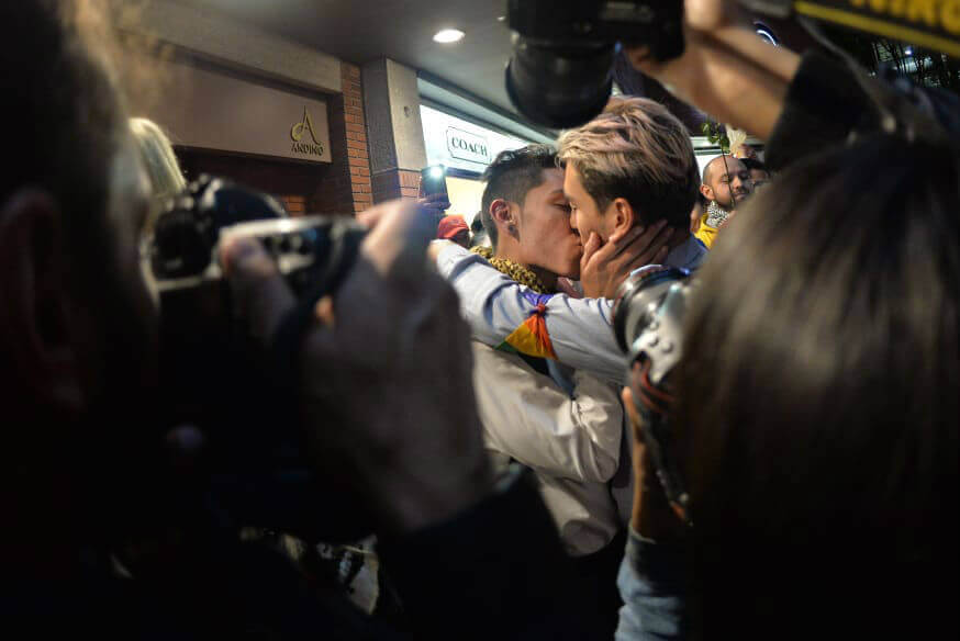 Anulan comparendo impuesto a pareja gay, en Centro Comercial Andino