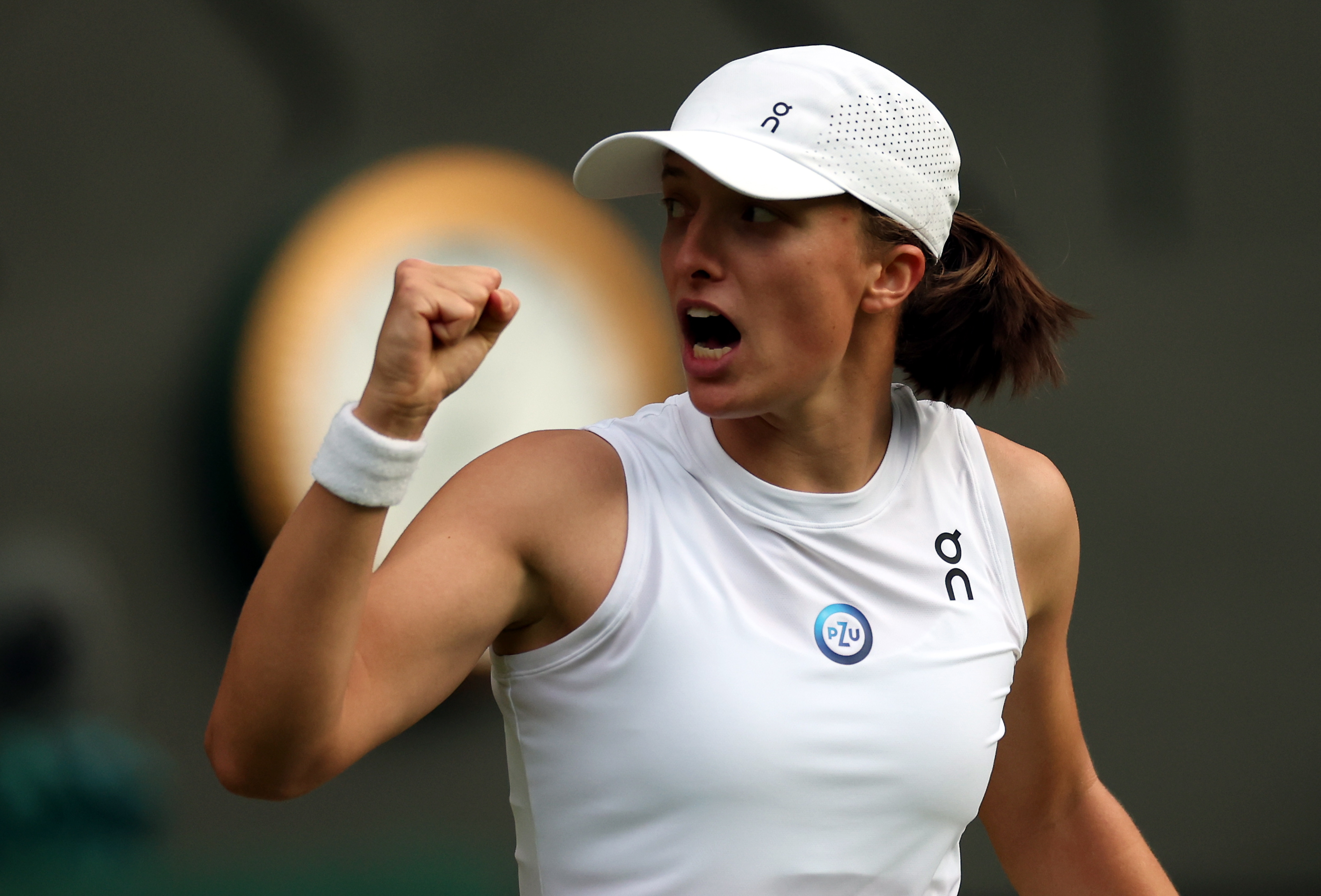 Wimbledon (United Kingdom), 09/07/2023.- Iga Swiatek of Poland celebrates winning the second set against Belinda Bencic of Switzerland in the Women's Singles 4th round match at the Wimbledon Championships, Wimbledon, Britain, 09 July 2023. (Tenis, Polonia, Suiza, Reino Unido) EFE/EPA/ISABEL INFANTES EDITORIAL USE ONLY