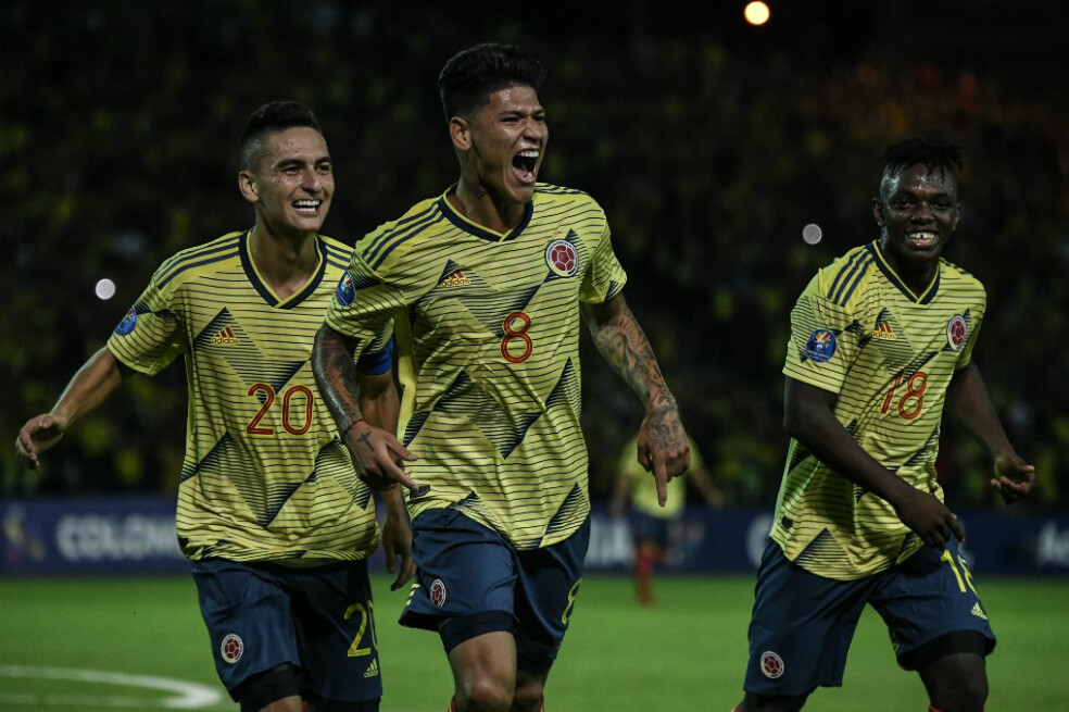 Jorge Carrascal (c) y Edwuin Cetré (d) anotaron este martes en el estadio Centenario de Armenia. / AFP