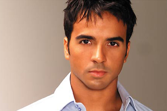 Luis Fonsi irrita a su prometida con su afición al baloncesto