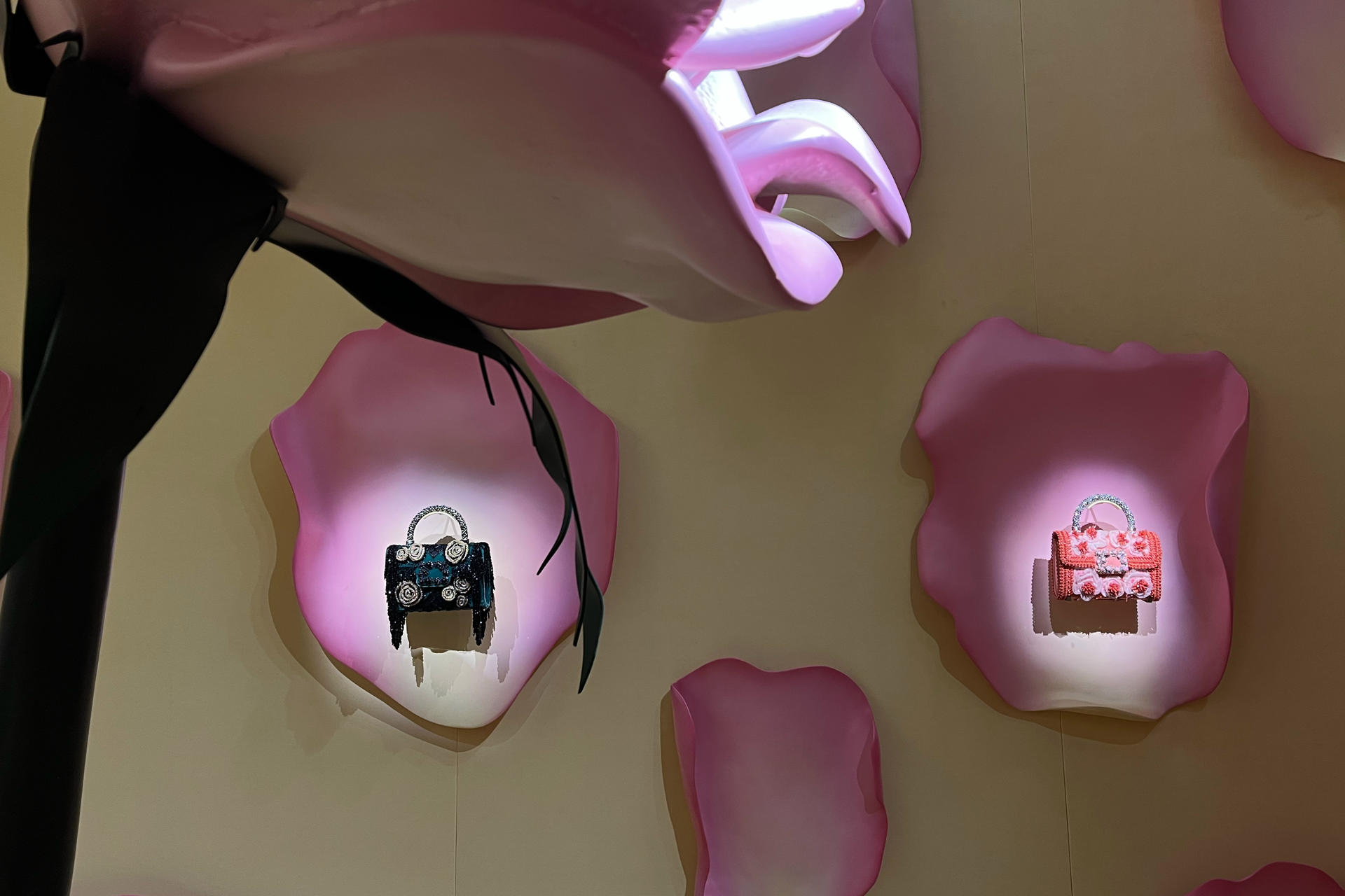 PARÍS, 10/07/2025.- Dos bolsos de la nueva colección de Roger Vivier, continuidad de la emblemática serie 'Pièce Unique', inspirada en esta ocasión en las rosas. La gran firma de accesorios ha aprovechado la Semana de la Alta Costura para dar a conocer sus novedades. EFE/ Val Torres