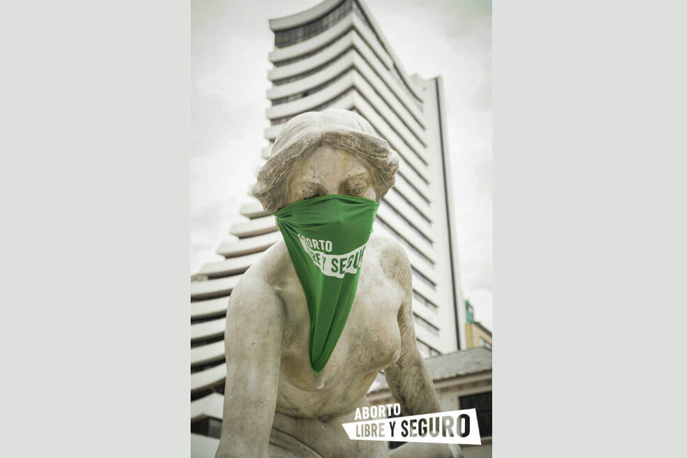 Mujeres se toman monumentos de Bogotá para exigir aborto libre y seguro