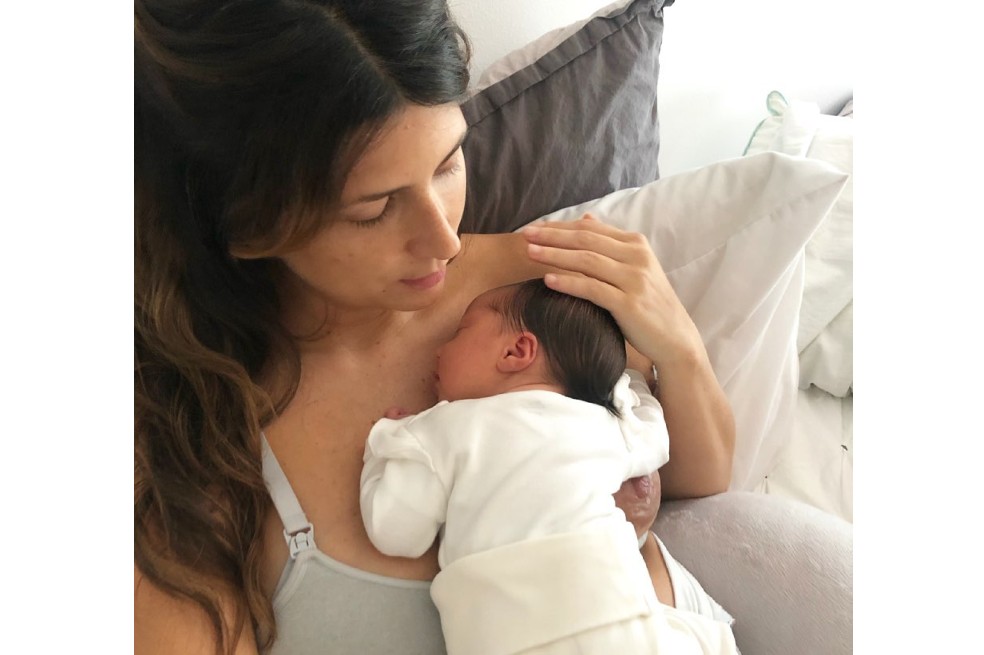 En la mañana del jueves 10 de junio nació Flora, la segunda hija de la actriz Valentina Acosta. La noticia la dio a conocer su esposo, Daniel Posada, por medio de sus redes sociales.