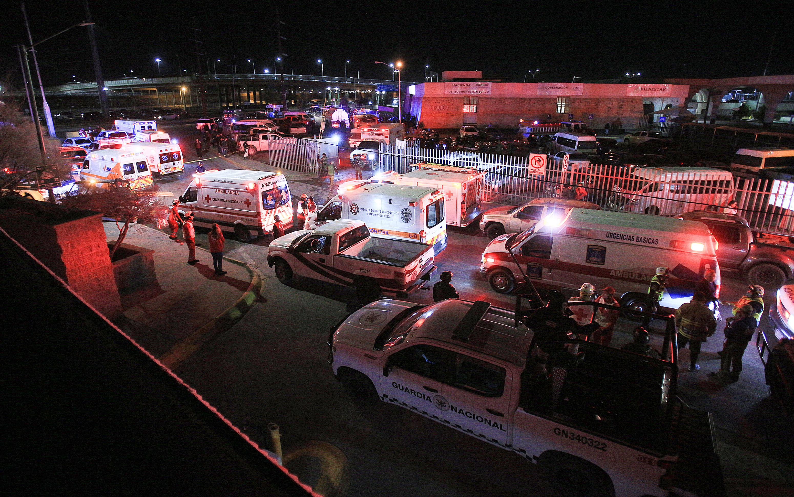 CIUDAD JUÁREZ (MÉXICO), 28/03/2023.- Personal de rescate acuden al auxilio durante un incendio en las instalaciones del Instituto Nacional de Migración (INM), donde fallecieron migrantes la noche del 27 de marzo de 2023, en Ciudad Juárez, Chihuahua (México). Al menos 37 migrantes murieron en un incendio en una estación del Instituto Nacional de Migración (INM) de Ciudad Juárez, en la frontera norte de México, según indicaron este martes a EFE fuentes oficiales. EFE/Luis Torres