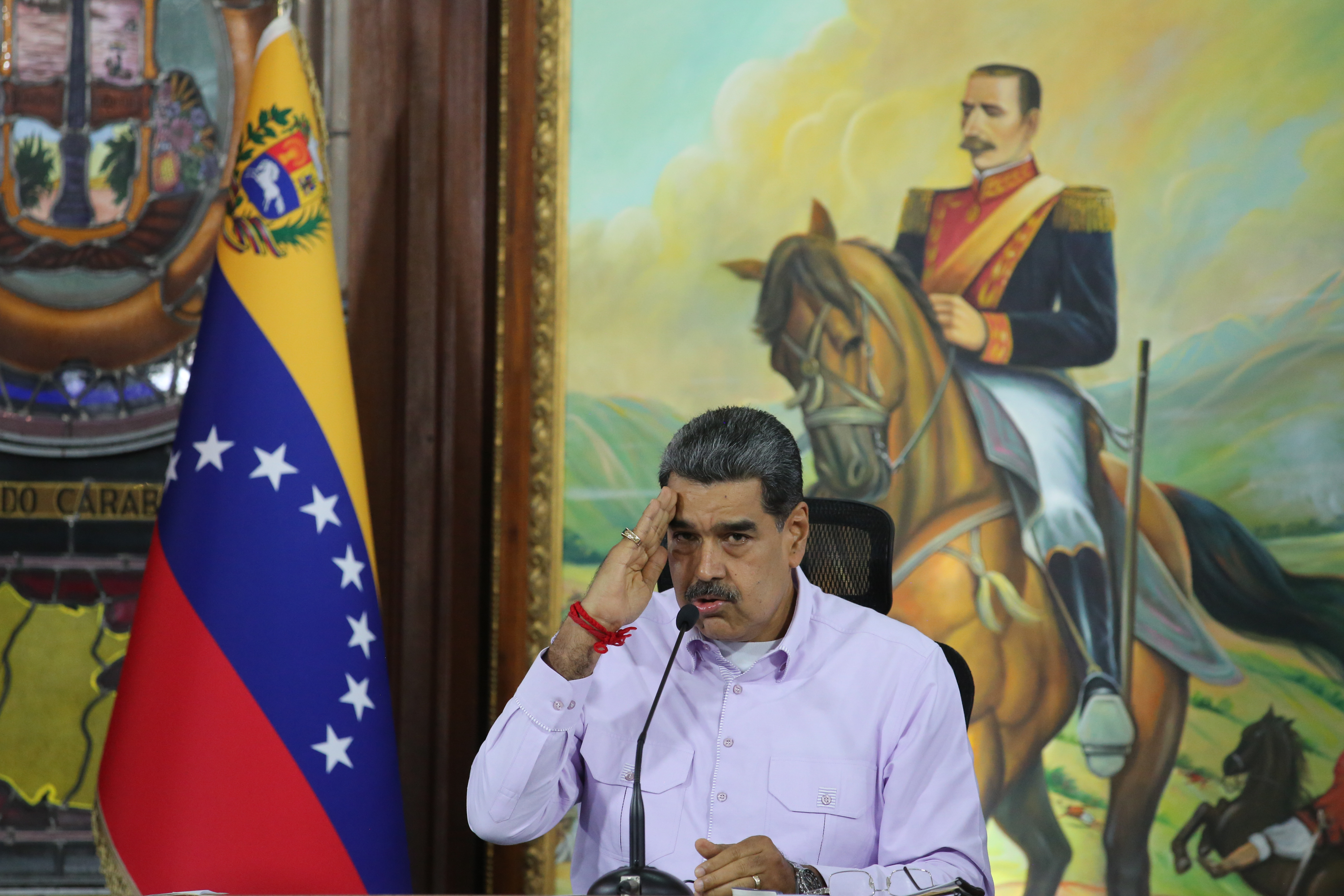 AME4807. CARACAS (VENEZUELA), 28/01/2025.- Fotografía cedida por Prensa Palacio de Miraflores del líder chavista Nicolás Maduro hablando en un acto de gobierno este martes, en Caracas (Venezuela). Maduro, investido por la chavista Asamblea Nacional (AN, Parlamento) para un tercer mandato en Venezuela, tras su cuestionada reelección, aseguró que, en los últimos cuatro meses, escuelas del país han recibido a unos 400.000 niños que habían emigrado y que regresaron recientemente a la nación. EFE/ Prensa Palacio de Miraflores /SOLO USO EDITORIAL/SOLO DISPONIBLE PARA ILUSTRAR LA NOTICIA QUE ACOMPAÑA (CRÉDITO OBLIGATORIO)