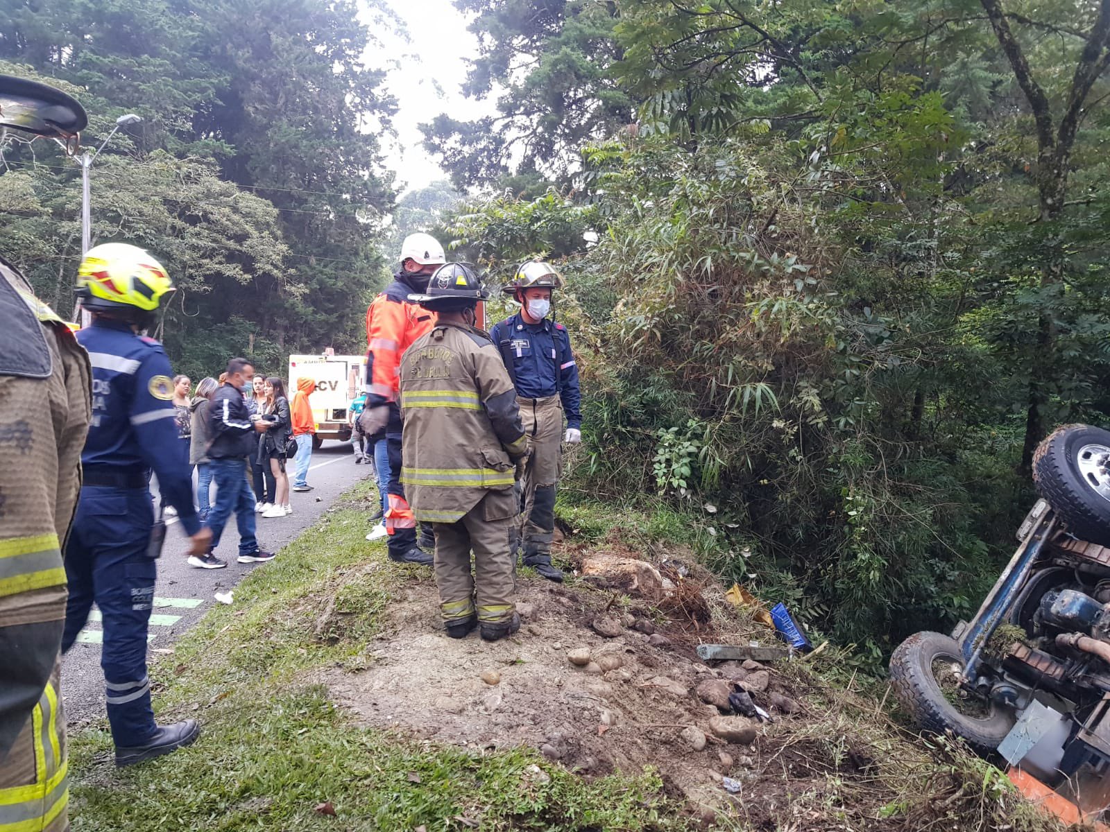 Chiva con 43 pasajeros se volcó en la vía Las Palmas en Medellín