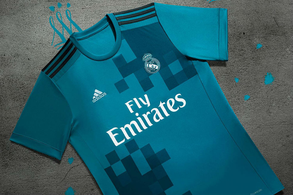 Tercera equipación del Real Madrid, azul celeste y diseñada por aficionados