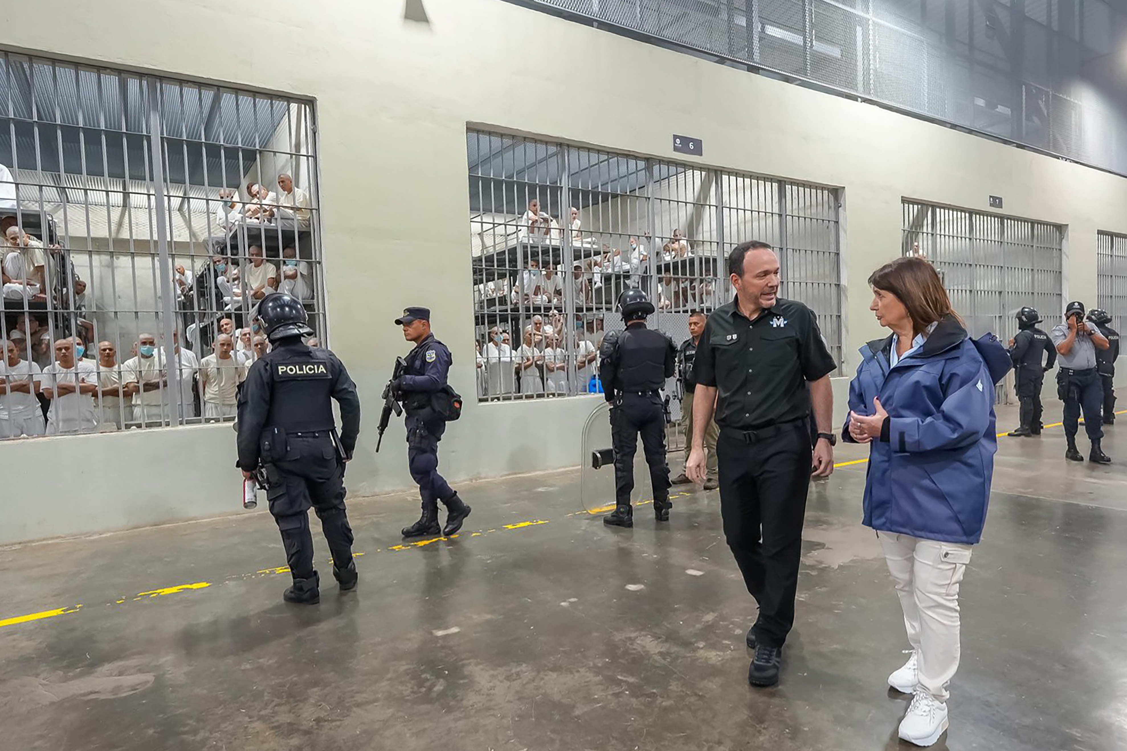 Bullrich, ministra de Milei, viajó a conocer el “método Bukele” en El Salvador