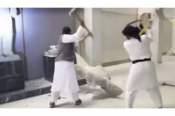 Los combatientes del EI en la ciudad iraquí de Mosul destruyeron, en febrero pasado, antiguas estatuas e ídolos, que consideran prohibidos por la fe musulmana. / Captura de pantalla.