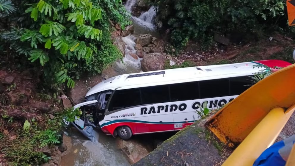 Accidente de bus en la autopista Medellín-Bogotá deja tres muertos