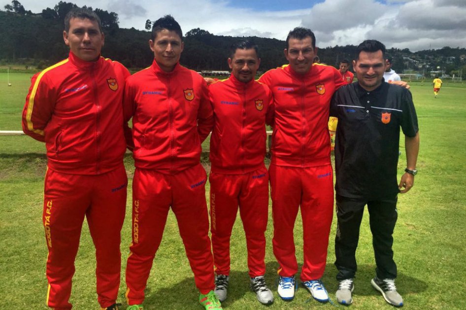 Técnico del Bogotá F.C. cumplió su promesa de raparse tras lograr cupo a cuadrangulares