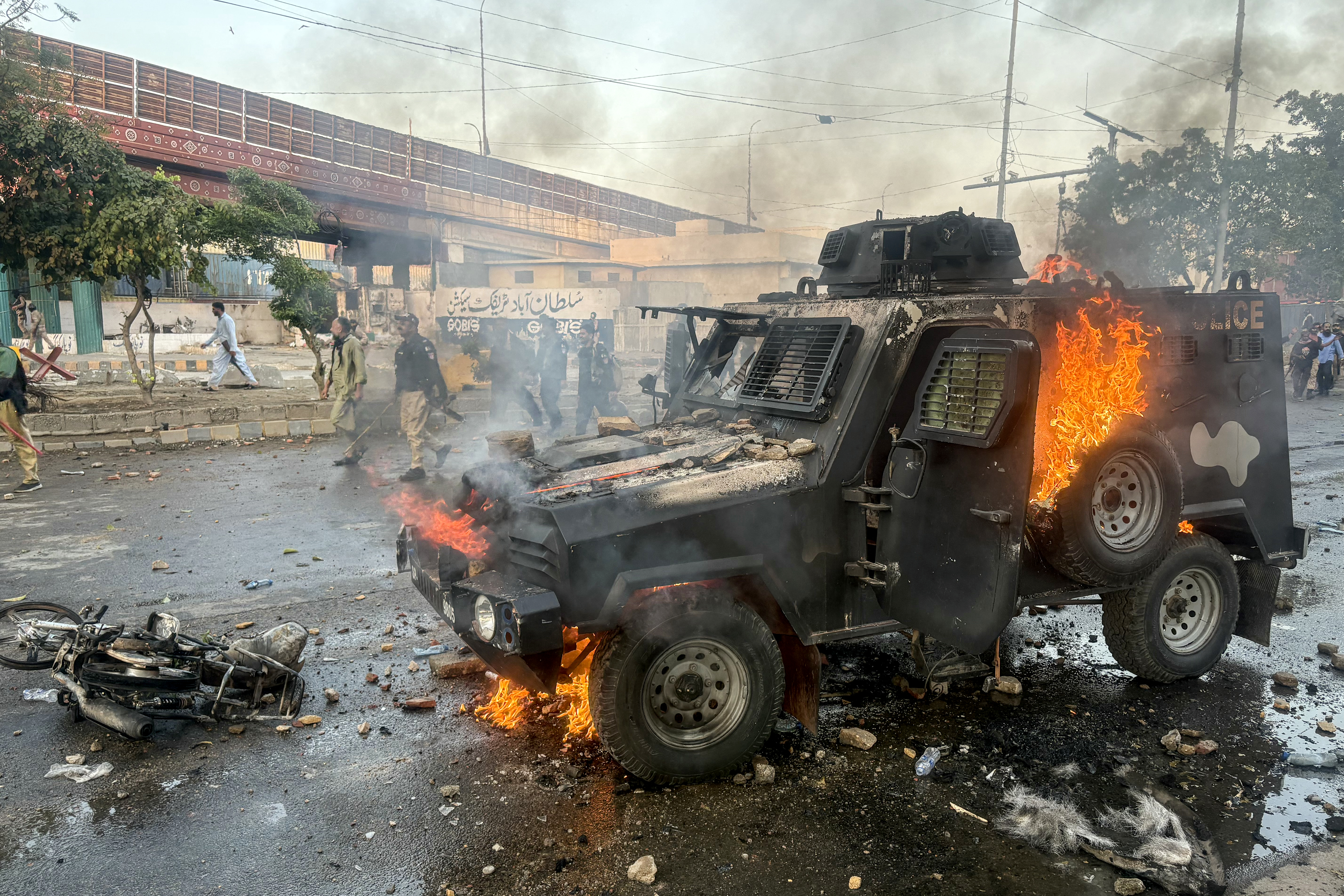 Protesta proiraní frente al consulado de EE. UU. en Karachi deja al menos nueve muertos