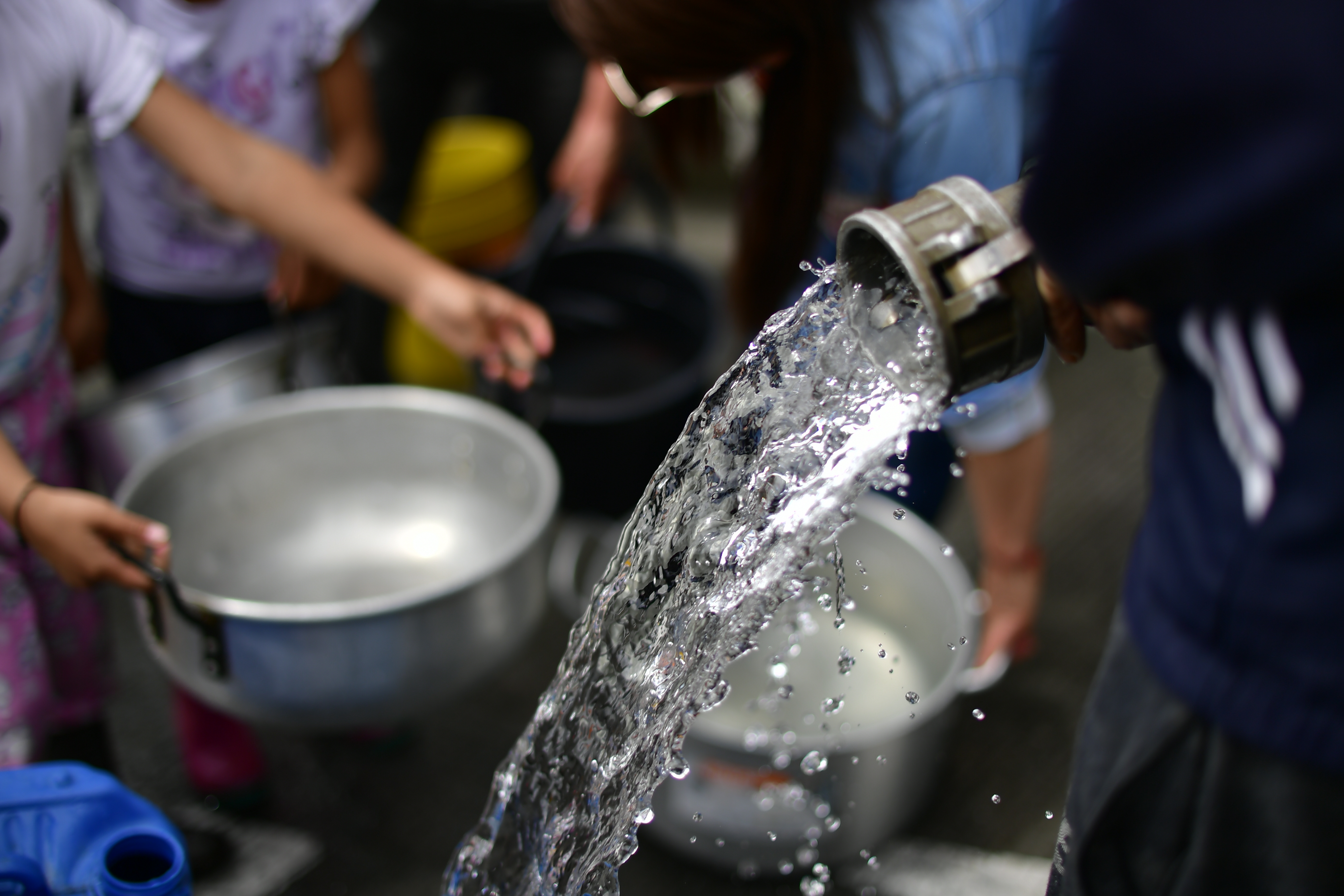 Gente corriendo detrás de carrotanques y filas extensas de personas que esperan llenar sus ollas y baldes de agua se han vuelto panorama en distintos barrios de la localidad de Usme que se han visto afectadas por un daño imprevisto en la línea que lleva el agua a la Planta El Dorado.