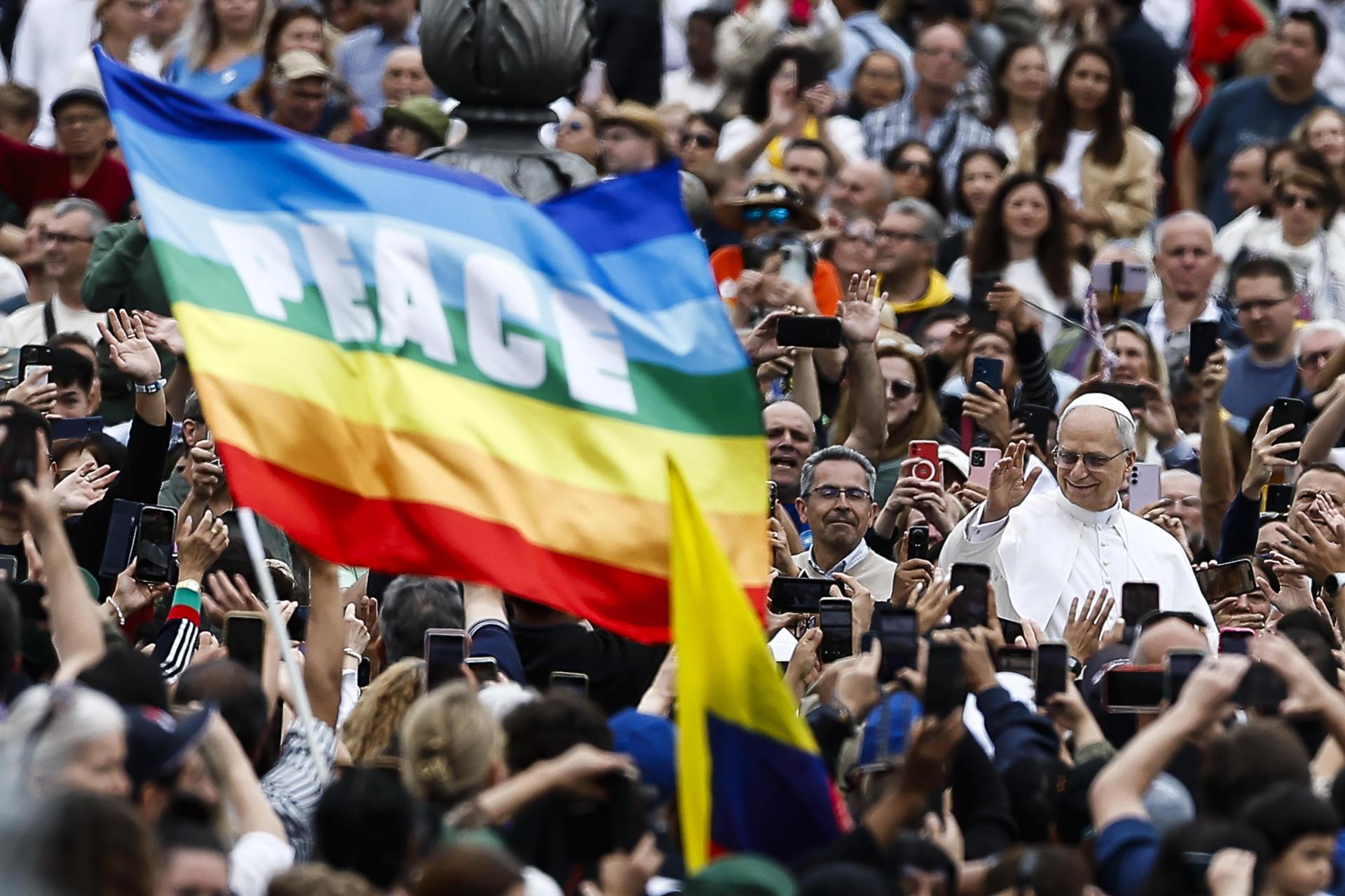 Vatican City (Vatican City State (Holy See)), 21/05/2025.- Pope Leo XIV waves from the popemobile as he arrives for the weekly General Audience in St. Peter's Square, in Vatican City, 21 May 2025. (Papa) EFE/EPA/ANGELO CARCONI

