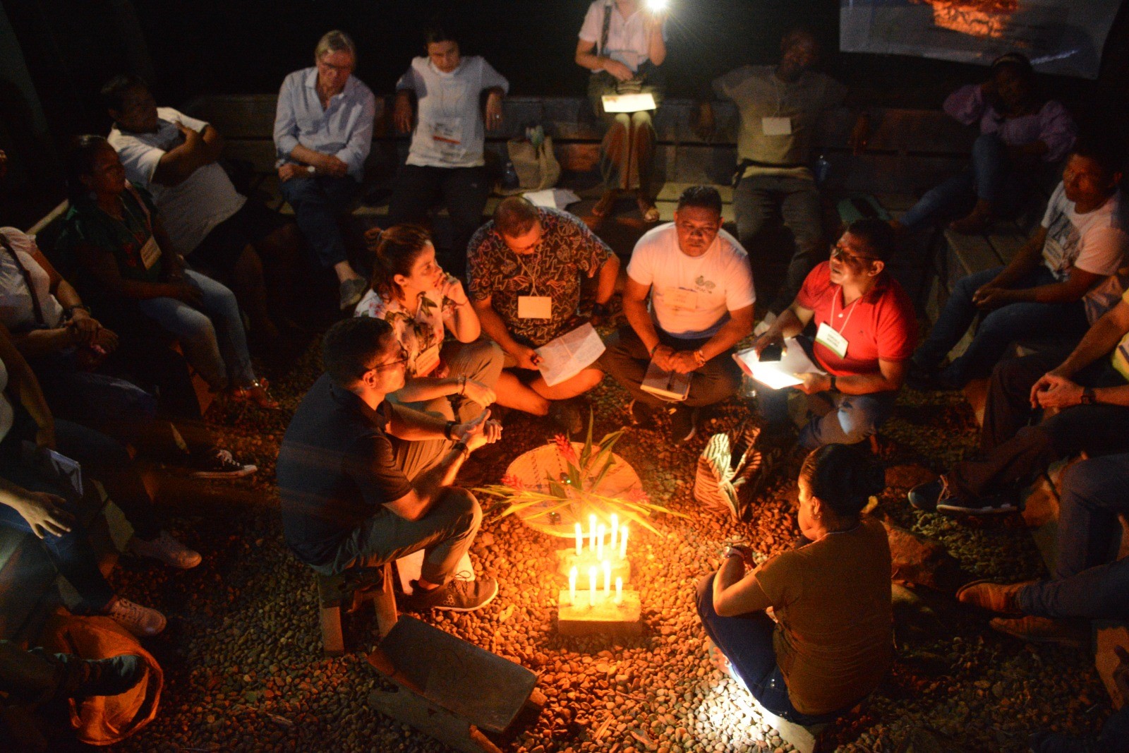 El director de la URT, Giovanny Yule, y la ministra de Agricultura, Jhenifer Mojica, participan de reunión con el Pueblo Yurí-Passé.
