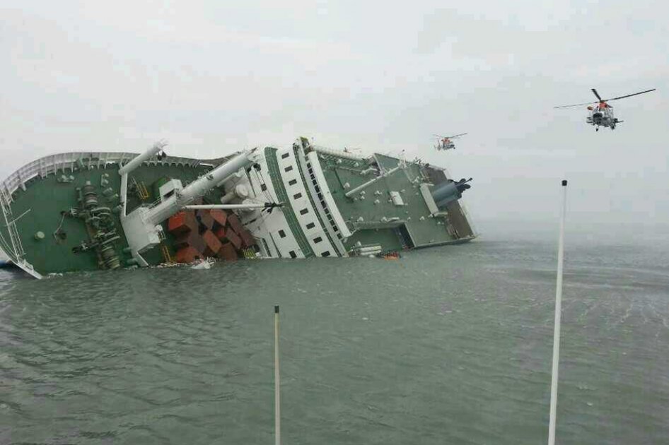 Fotografía facilitada por el Servicio de Guardacostas surcoreano que muestra las labores de rescate de los pasajeros del buque que naufragó en aguas próximas a la isla Jindo (Corea del Sur)./ EFE