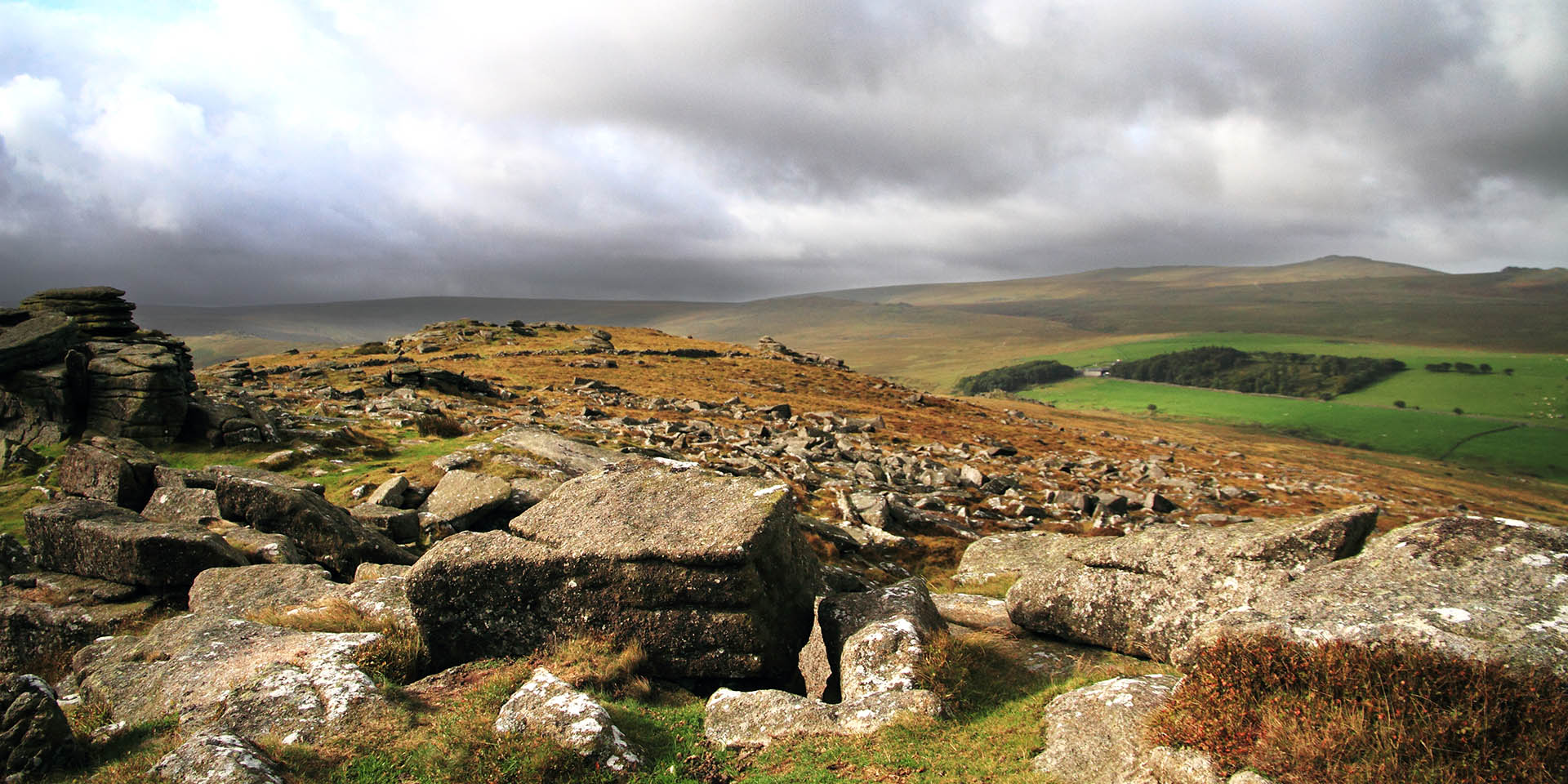 El sitio arqueológico se encuentra en el Parque Nacional de Dartmoor (Reino Unido).