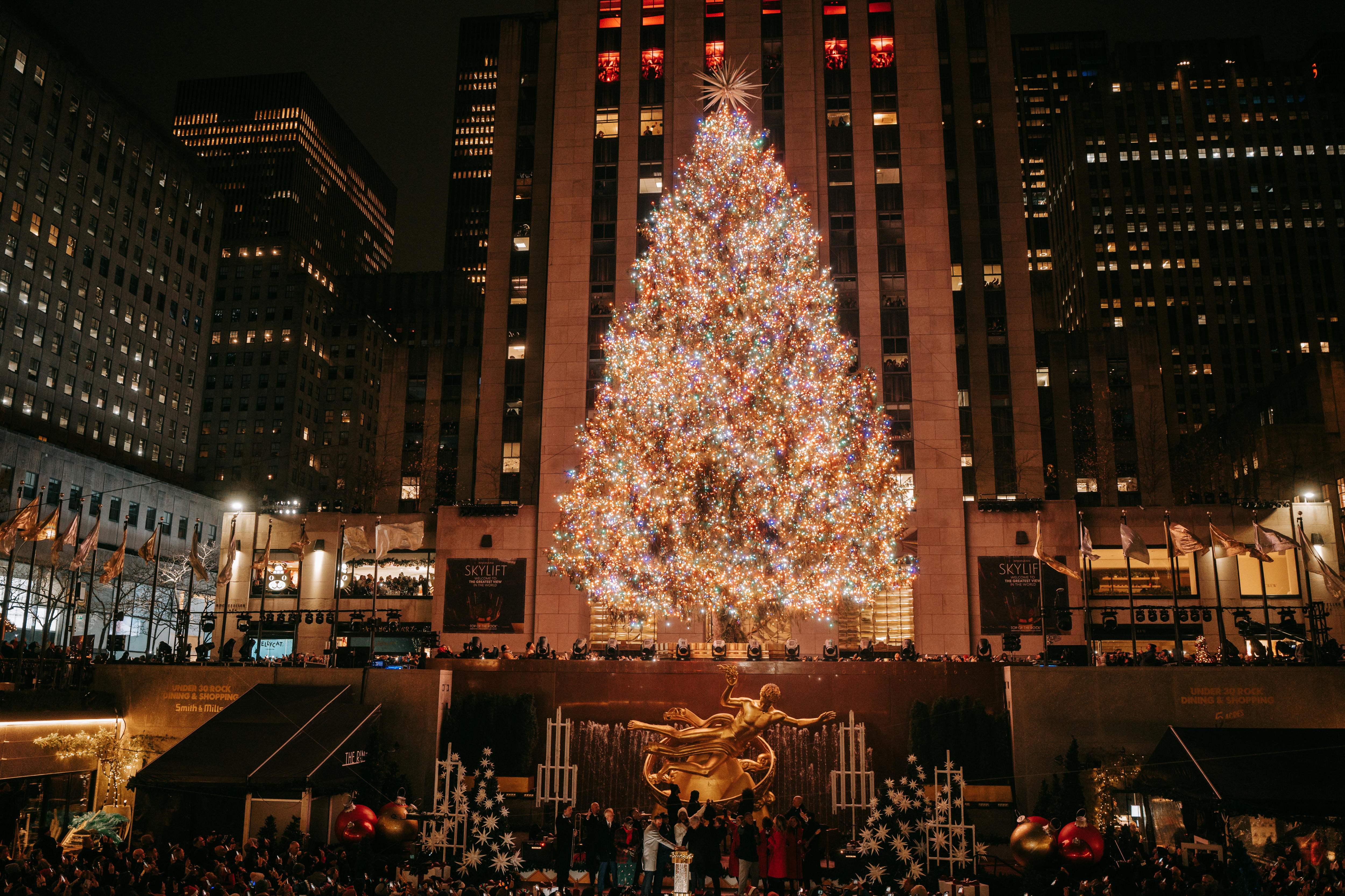 New York (United States), 05/12/2024.- The Rockefeller Center Christmas Tree is lit for the first time this season during the annual lighting ceremony in New York, New York, USA, 04 December 2024. The 74-foot tall tree is decorated with over 50,000 LED lights and is major tourist attraction during the holiday season. (Nueva York) EFE/EPA/OLGA FEDOROVA