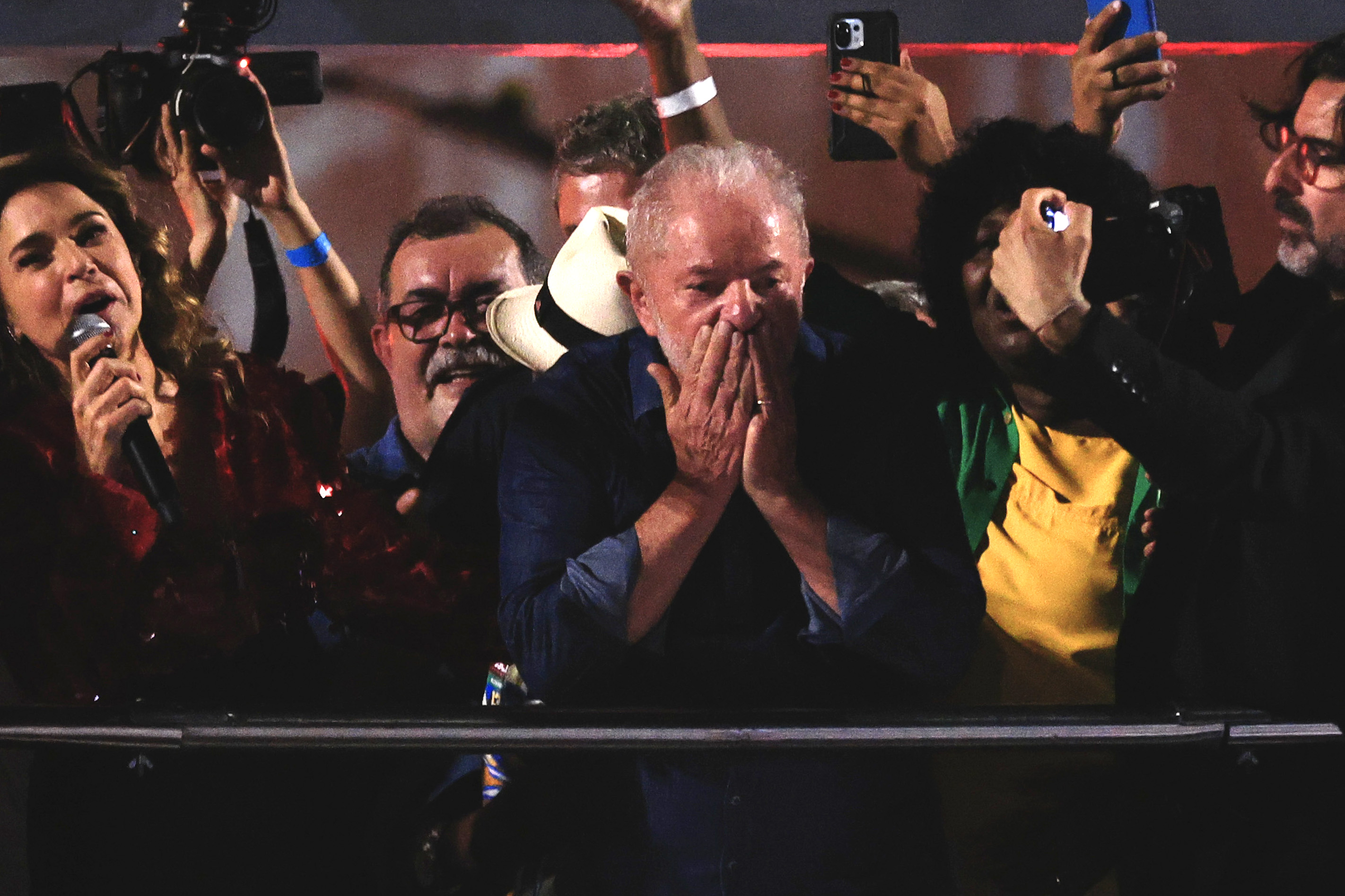 AME9781. SAO PAULO (BRASIL), 30/10/2022.- Luiz Inácio Lula da Silva lanza hoy un beso a sus simpatizantes tras ganar la segunda ronda de las elecciones presidenciales, en la Avenida Paulista en Sao Paulo (Brasil). El exmandatario Luiz Inácio Lula da Silva ganó este domingo la segunda vuelta de las elecciones presidenciales en Brasil con un 50,83 % frente al 49,17 % que obtuvo el actual gobernante, Jair Bolsonaro, con el 98,81 % de las urnas escrutadas. EFE/ Ettore Chiereguini
