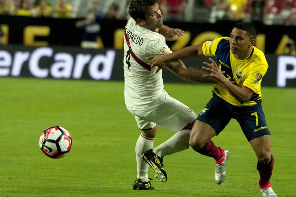 El peruano Renzo Revoredo (izq.) disputa la pelota con Jéfferson Montero. / EFE