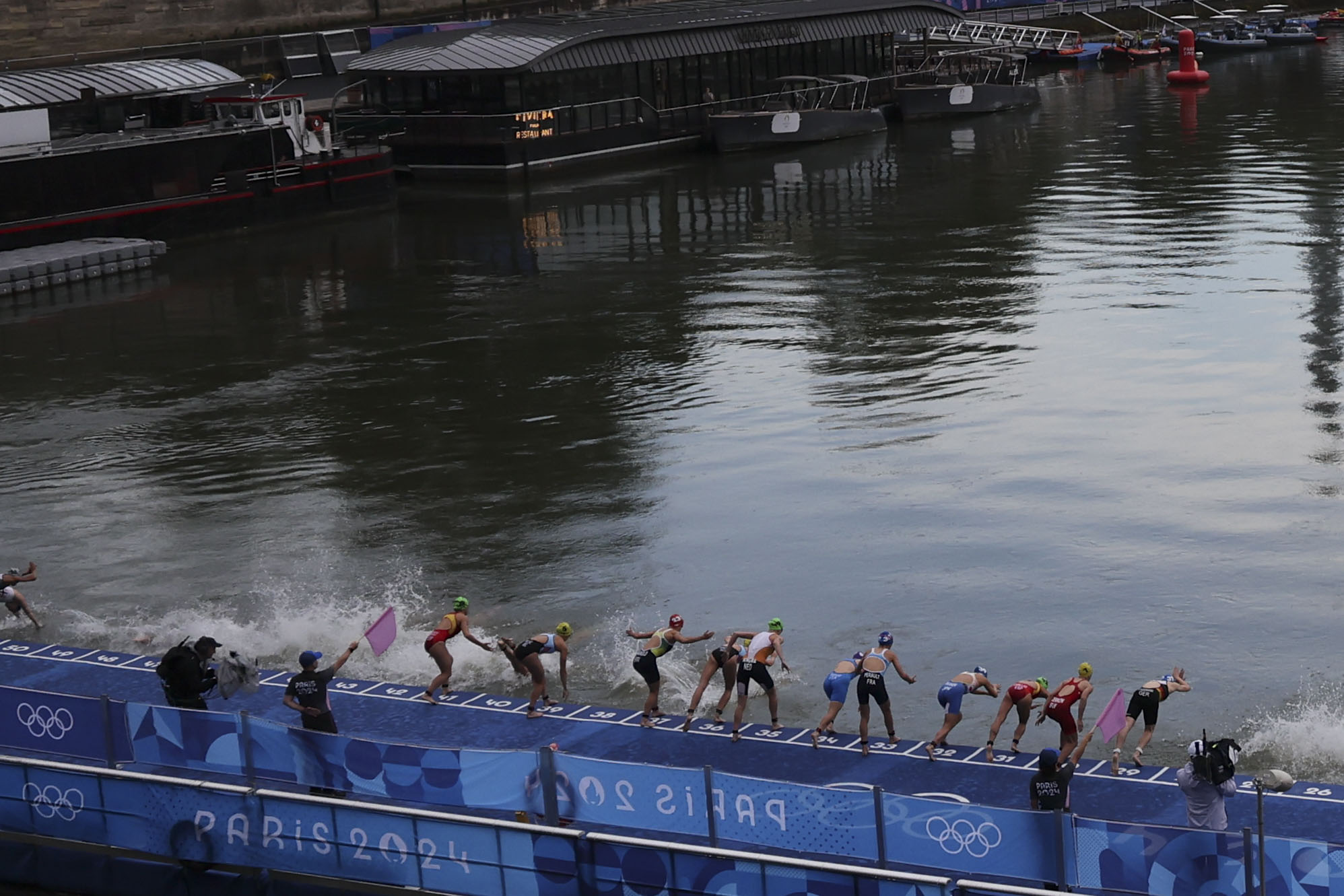 Una triatleta belga se retiró enferma tras nadar en el río Sena en París 2024